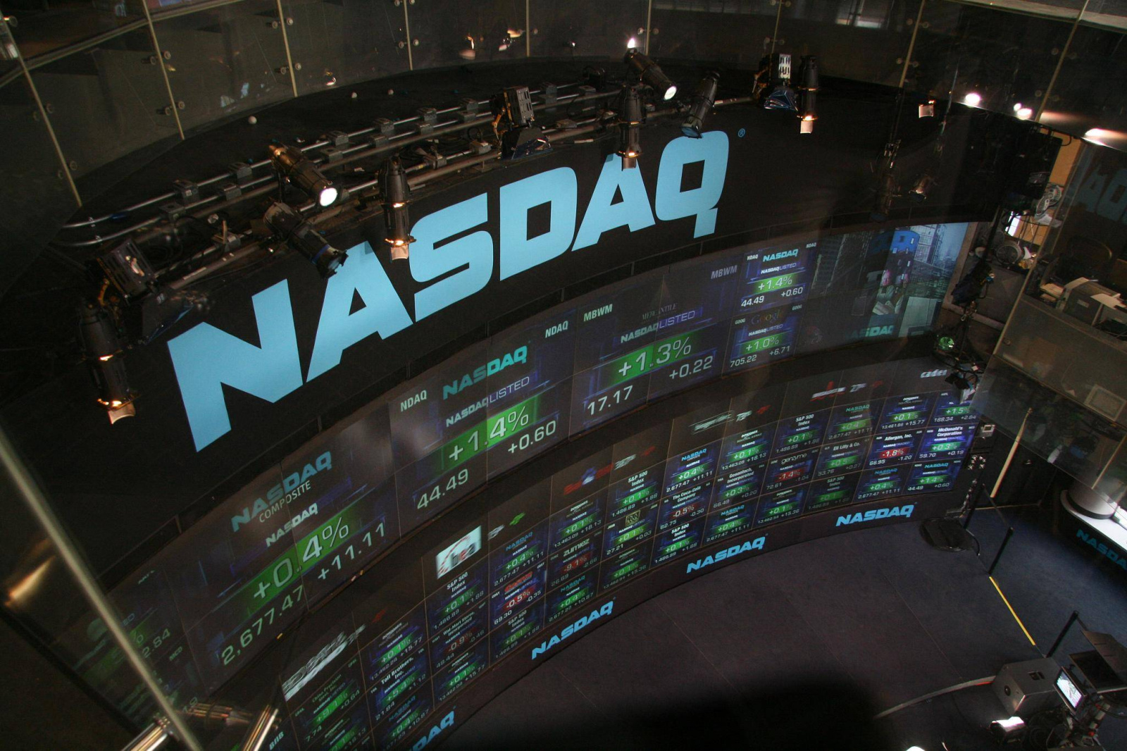 Barclays registra lucro líquido acima, mas receitas e recompra decepcionam