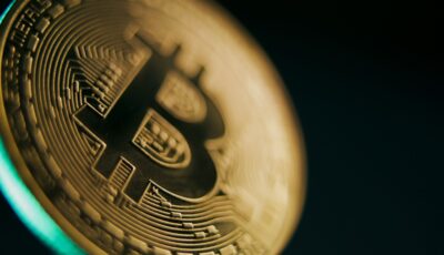 Bitcoin busca recuperação aos US$ 82 mil; petróleo e juros mantêm alerta