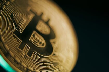 Bitcoin busca recuperação aos US$ 82 mil; petróleo e juros mantêm alerta