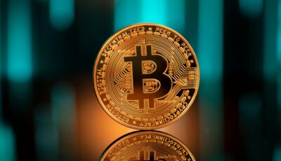 Bitcoin ultrapassa US$ 83 mil enquanto ações tecnológicas caem