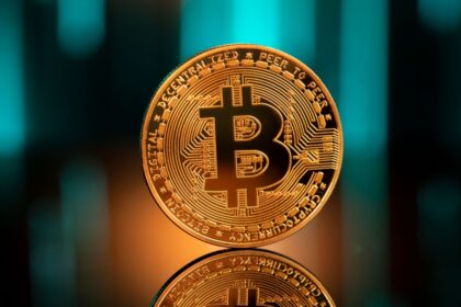 Bitcoin ultrapassa US$ 83 mil enquanto ações tecnológicas caem