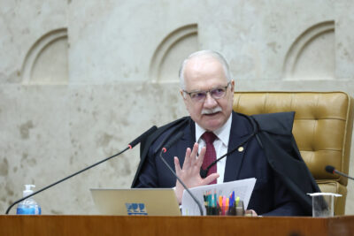 Fachin mantém Dino como relator de processos sobre Flávio Bolsonaro