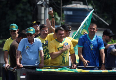 Flávio diz enfrentar 'inimigos mentirosos' e afirma 'guerra espiritual' no Brasil