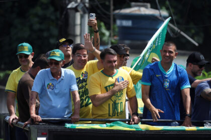 Flávio diz enfrentar 'inimigos mentirosos' e afirma 'guerra espiritual' no Brasil
