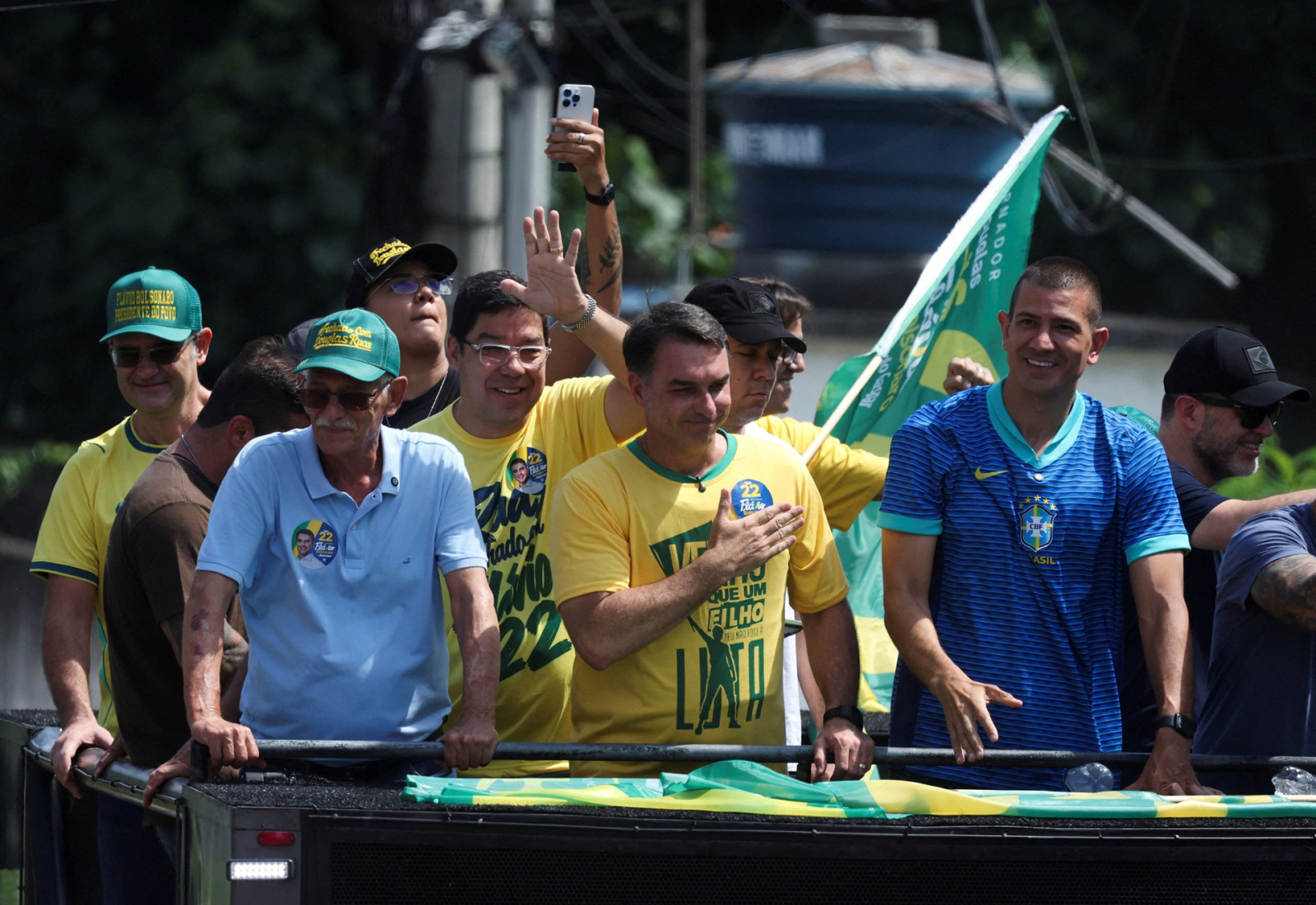 Flávio diz enfrentar 'inimigos mentirosos' e afirma 'guerra espiritual' no Brasil
