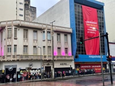 Fachada de loja do Magazine Luiza em rua comercial