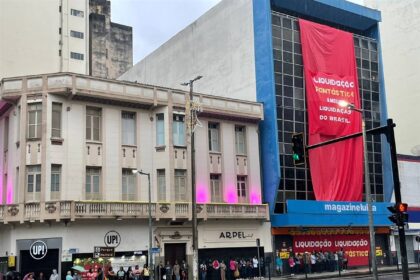 Fachada de loja do Magazine Luiza em rua comercial