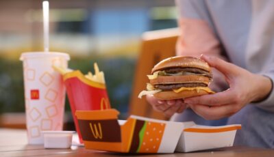 McDonald’s ajusta preços por IA segundo disposição a pagar dos clientes