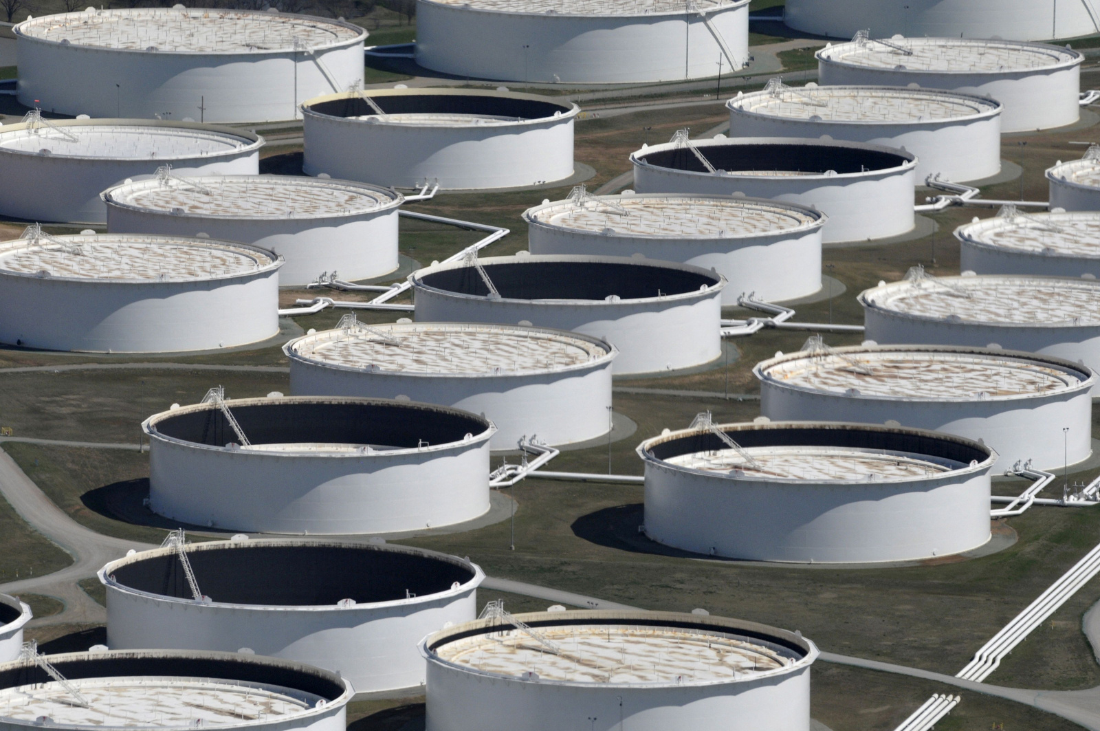 Petróleo cai 2% após fluxos do Oriente Médio mostrarem resiliência