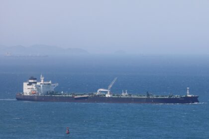 Petróleo oscila com oferta russa e tensão no Mar Vermelho