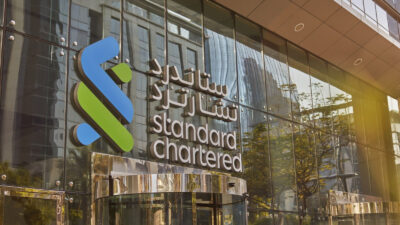 Standard Chartered lança negociação de Bitcoin para clientes de alto patrimônio nos Emirados