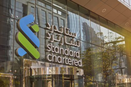 Standard Chartered lança negociação de Bitcoin para clientes de alto patrimônio nos Emirados