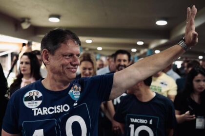 Tarcísio promete mobilizar SP para eleger Flávio Bolsonaro